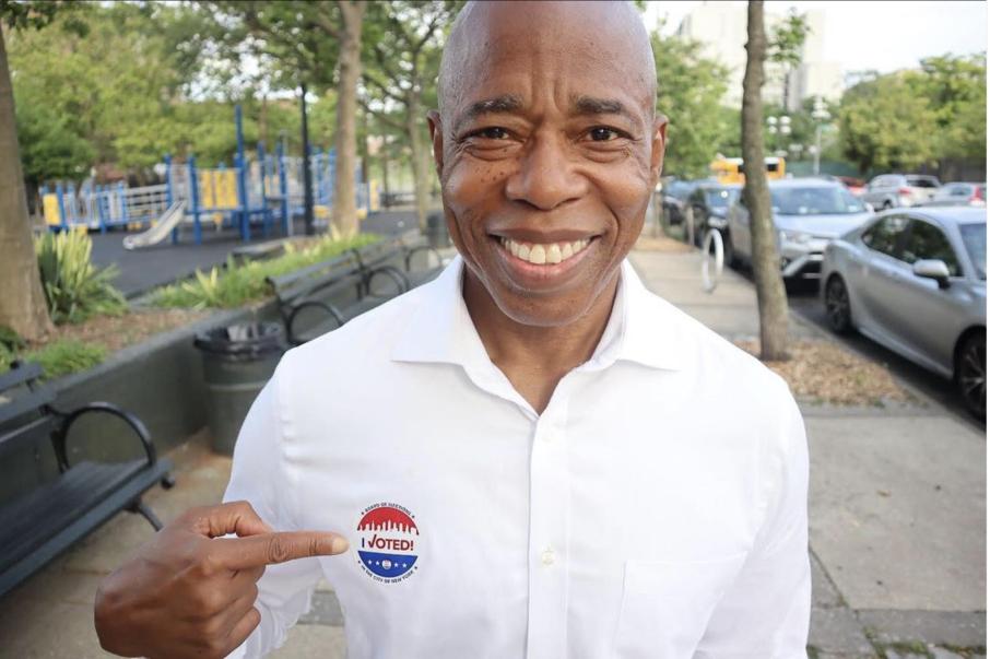 मेयर आडम्सद्वारा अदालतलाई छिटो सुनवाई सुरु गर्न अनुरोध